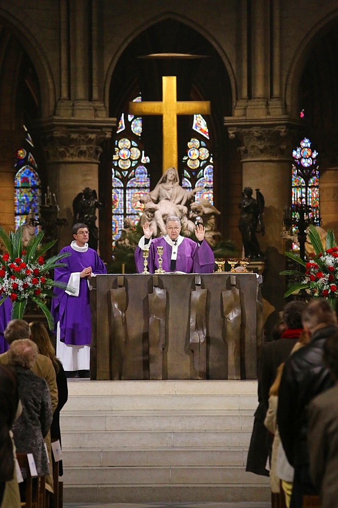 Paris archbishop Andre Vingt-Trois saying Mass at Notre Dame Cathedral, Eucharist celebration, Paris, France, Europe