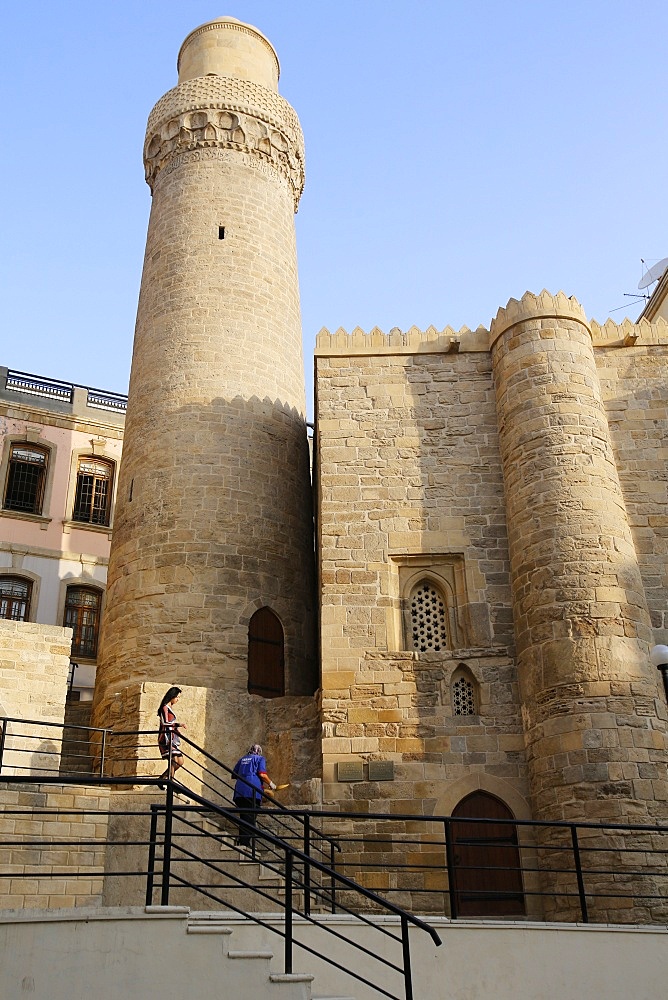 Mohammed mosque and minaret in Baku's old city, UNESCO World Heritage Site, Baku, Azerbaijan, Central Asia, Asia