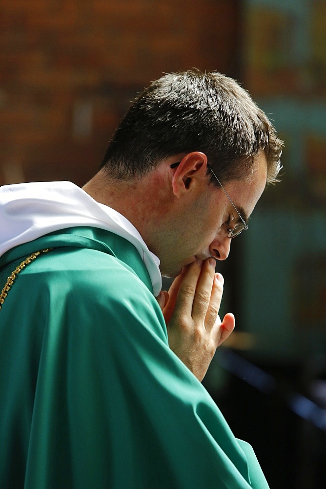 Catholic priest celebrating Mass, Salvador, Bahia, Brazil, South America