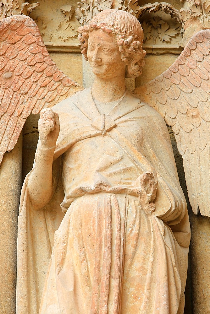 Guardian Angel Saint-Nicaise (Angel in Smile) (Smile of Reims), West Front, left portal of the Notre-Dame de Reims Cathedral, UNESCO World Heritage Site, Reims, Marne, Champagne-Ardenne, France, Europe