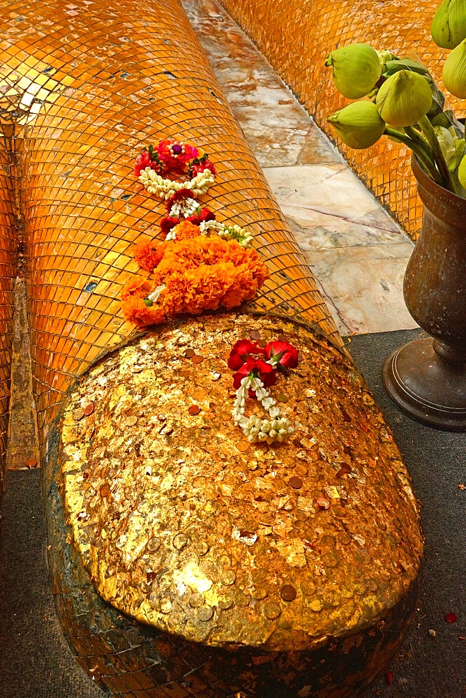 Detail of feet of Wat Indravihan's standing Buddha, Bangkok, Thailand, Southeast Asia, Asia