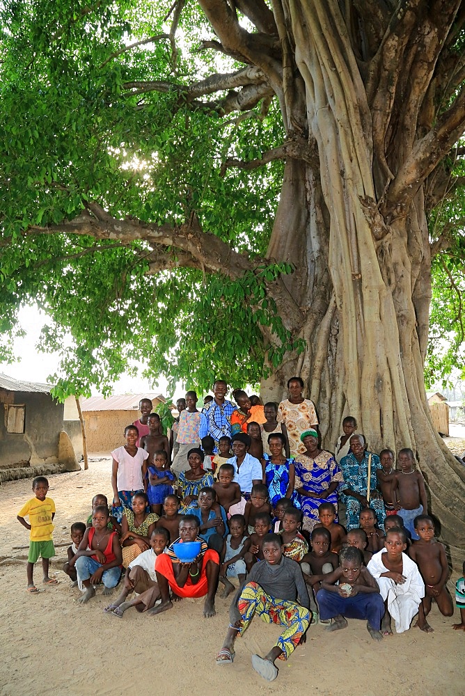 African family under the palaver tree, Datcha-Attikpay, Togo, West Africa, Africa