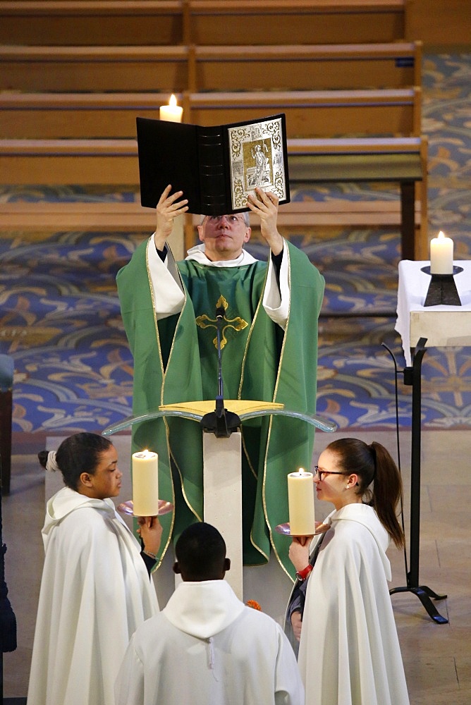 Liturgy of the Word, Catholic Mas, Notre-Dame du Perpetuel Secours Basilica, Paris, France, Europe