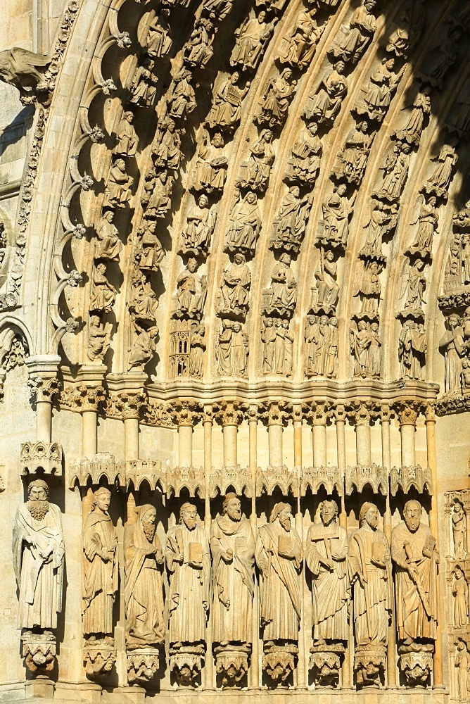 Statues of apostles and prophets in the splay and the left sidewall of the central portal, Amiens Cathedral, UNESCO World Heritage Site, Picardy, France, Europe