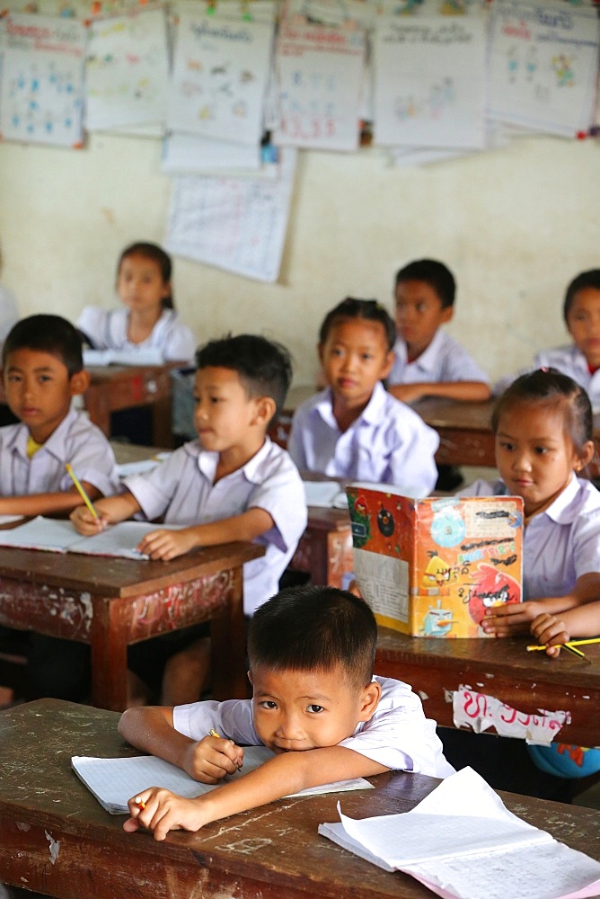 Schoolchildren in classroom, elementary school, Vang Vieng, Vientiane Province, Laos, Indochina, Southeast Asia, Asia