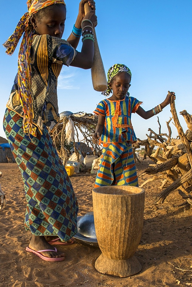 Girls using a pestle, Tetiane Bade, Senegal, West Africa, Africa