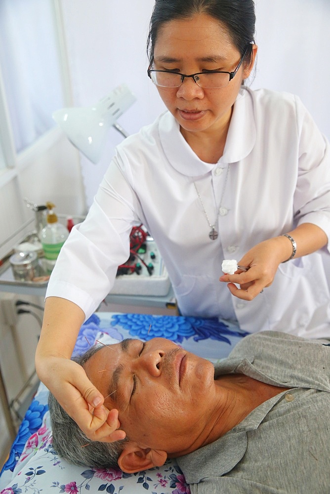 Acupuncture, Vietnamese traditional medicine clinic, Cu Chi, Vietnam, Indochina, Southeast Asia, Asia