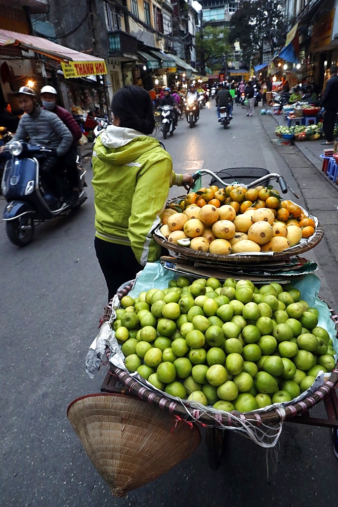 Street vendor selling fruit, Hanoi, Vietnam, Indochina, Southeast Asia, Asia