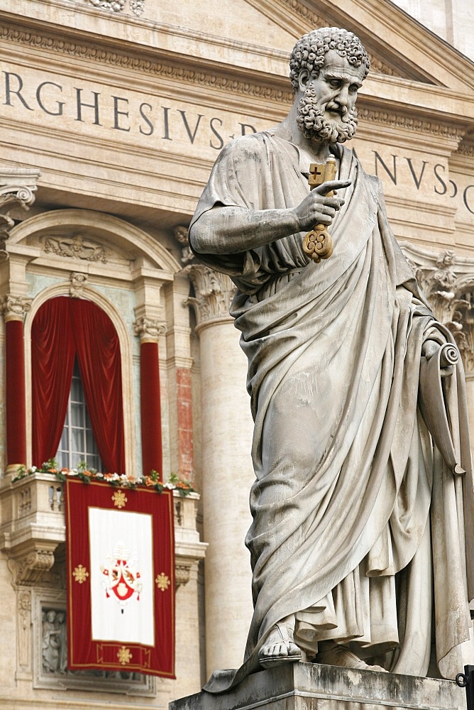 Pope's balcony and statue of St. Peter outside St Peter's Basilica, Vatican, Rome, Lazio, Italy, Europe