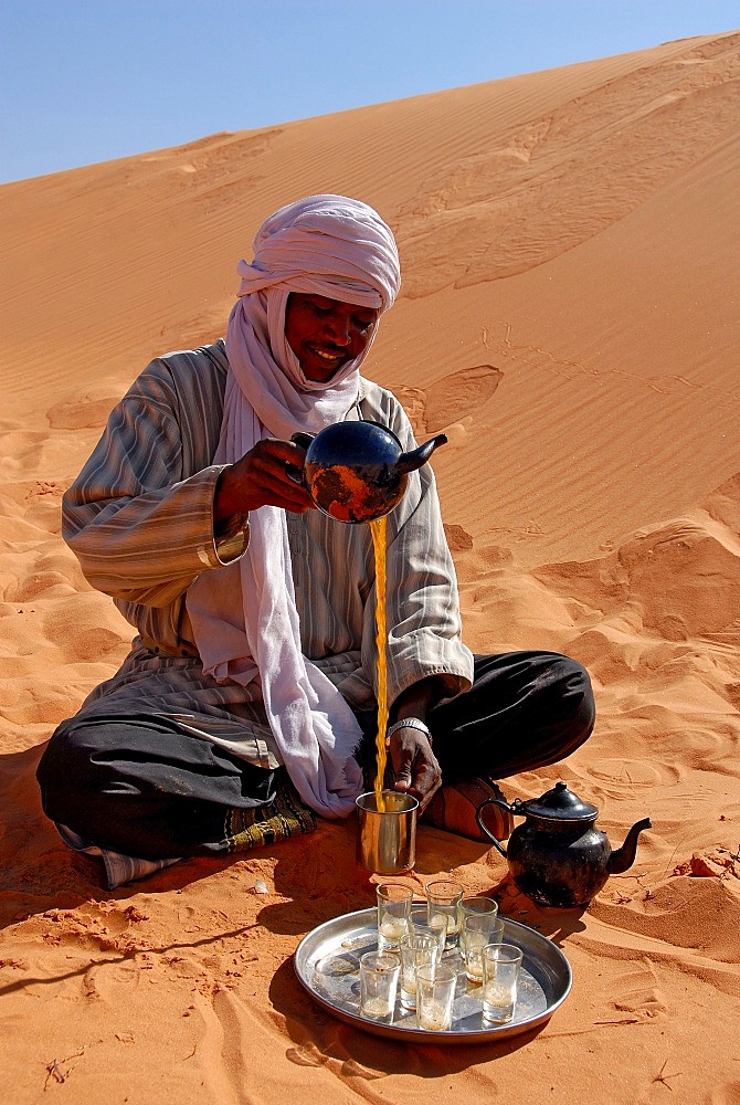 Tuareg making tea, Sebha, Ubari, Libya, North Africa, Africa