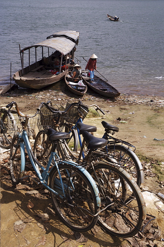 Cycles and ferry, Hoi Ann River, Hue, Vietnam, Indochina, Southeast Asia, Asia