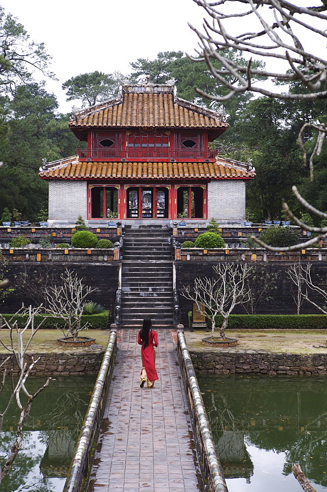 Vietnamese schoolgirl walking over bridge to Minh Lau Pavilion (Bright Pavilion), Hue, Vietnam, Indochina, Southeast Asia, Asia