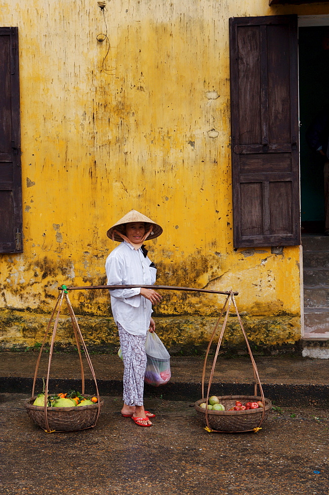 Fruit seller, Hoi An, Vietnam, Indochina, Southeast Asia, Asia