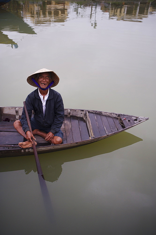 Old man waiting to ferry passengers across the Thu Bon River, Hoi An, Vietnam, Indochina, Southeast Asia, Asia