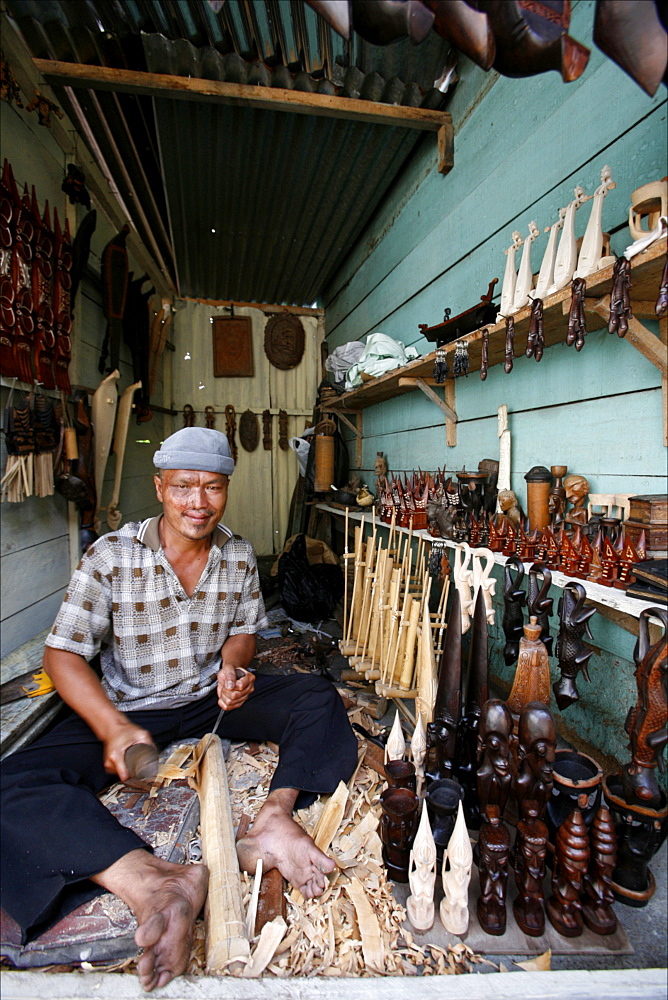 A craftsman in the village of Samosir, Lake Toba, Sumatra, Indonesia, Southeast Asia, Asia