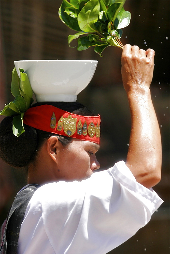 Woman at a Batak dance show in Samosir, Lake Toba, Sumatra, Indonesia, Southeast Asia, Asia