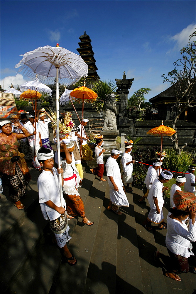 Pilgrims entering the temple of Besakih, Bali, Indonesia, Southeast Asia, Asia