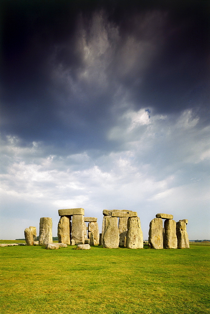 View from the south, Stonehenge, UNESCO World Heritage Site, Wiltshire, England, United Kingdom, Europe