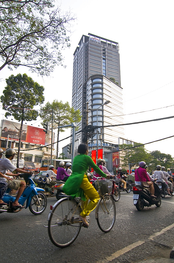 Busy street scene, Ho Chi Minh City (Saigon), Vietnam, Indochina, Southeast Asia, Asia