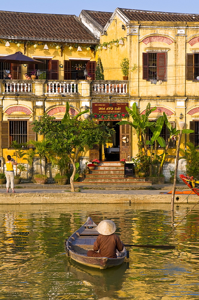 Traditionally dressed old man sitting in his little fishing boat, Hoi An, Vietnam, Indochina, Southeast Asia, Asia