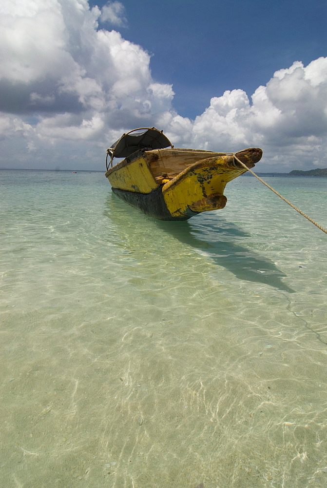 Traditional boat off Havelock Island, Andaman Islands, Indian Ocean, India, Asia