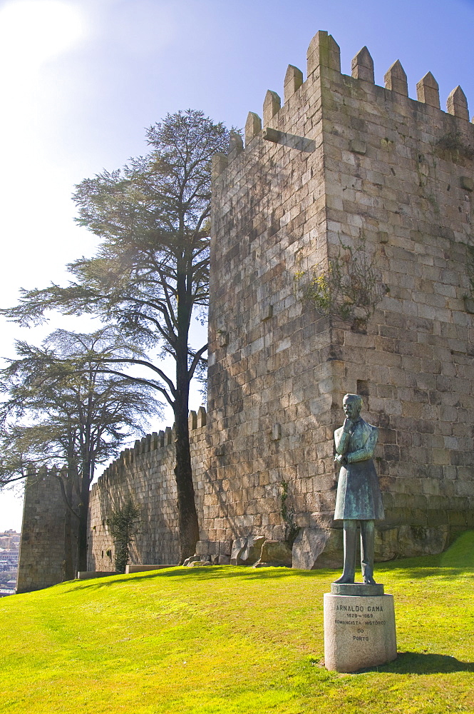 The castle of Guimaraes, UNESCO World Heritage Site, Guimaraes, Portugal, Europe