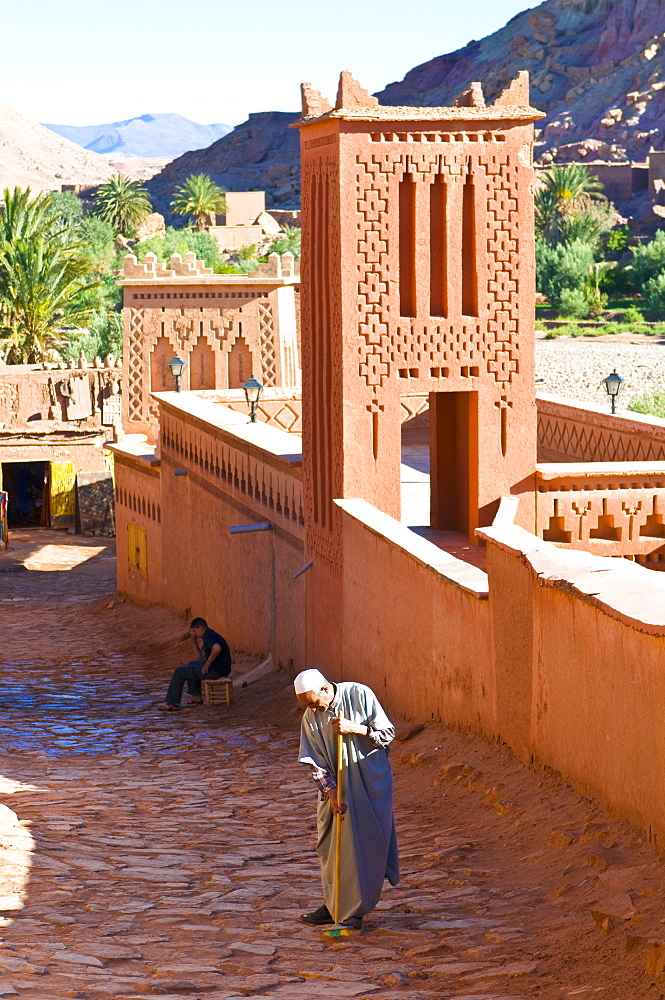 Old man cleaning the road in the old ksar Aït Benhaddou, UNESCO World Heritage Site, Morocco, North Africa, Africa