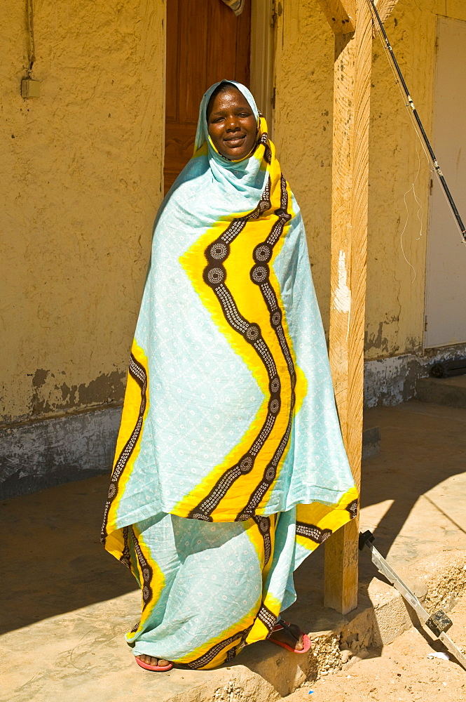 Traditionally dressed woman standing in the shade, Banc d´Arguin, Mauritania, Africa