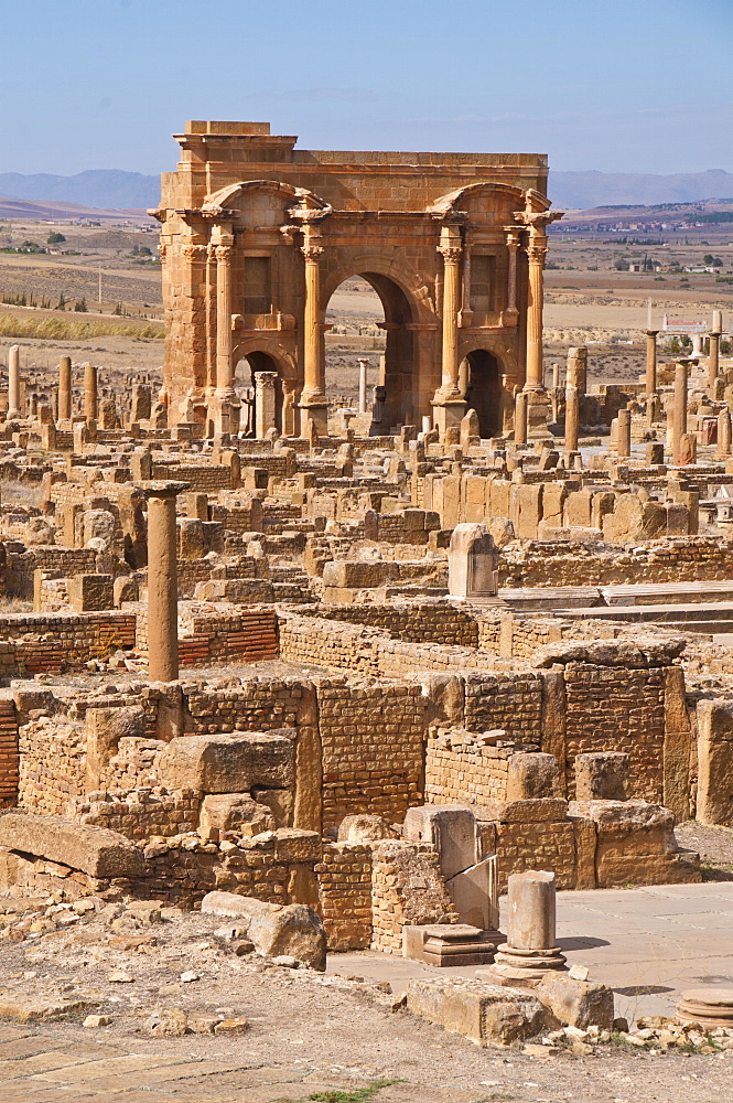 The Arch of Trajan at the Roman ruins, Timgad, UNESCO World Heritage Site, Algeria, North Africa, Africa