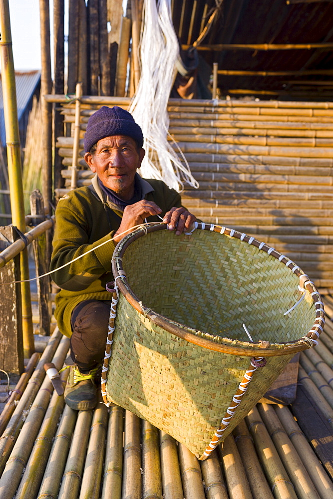 Old man from the Apdavani tribe binding a basket, Ziro, Arunachal Pradesh, Northeast India, India, Asia