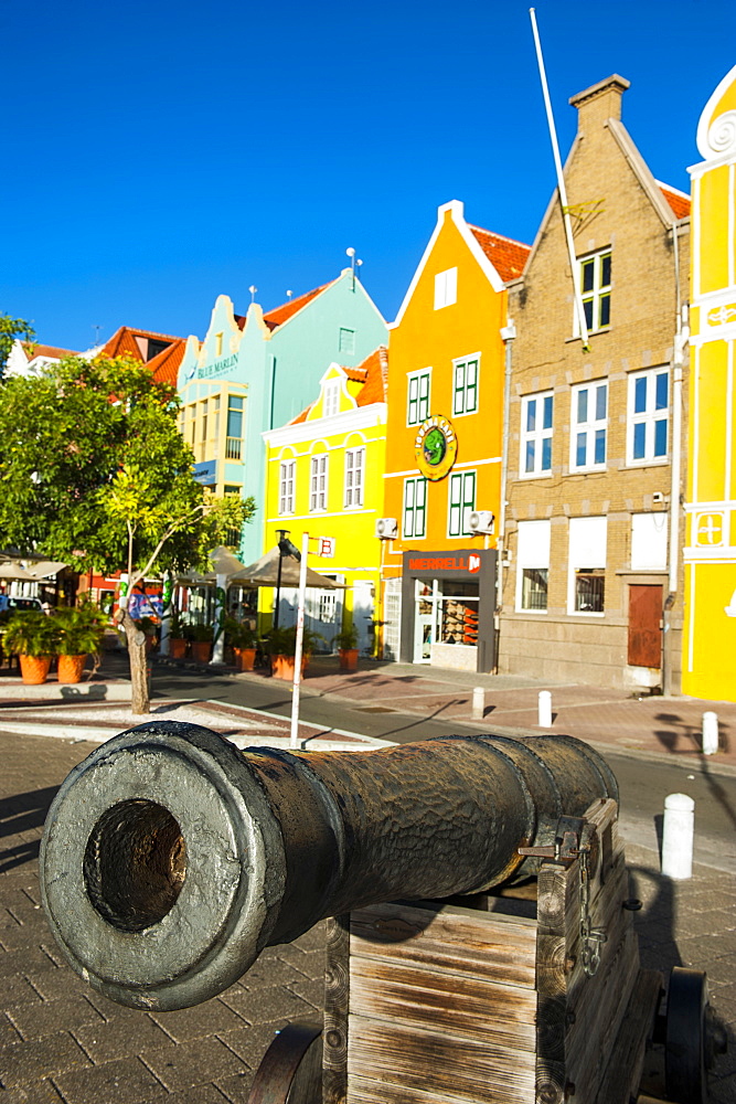 Old cannon in front of Dutch houses at the Sint Annabaai in Willemstad, UNESCO World Heritage Site, Curacao, ABC Islands, Netherlands Antilles, Caribbean, Central America