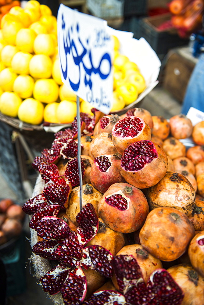 Pomegranates in the Bazaar of Sulaymaniyah, Iraq Kurdistan, Iraq, Middle East 