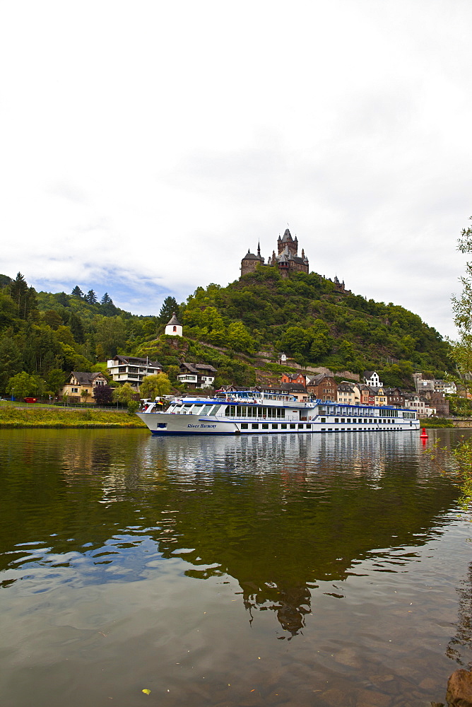 River cruise ship below castle Cochem on the River Moselle, Rhineland-Palatinate, Germany, Europe