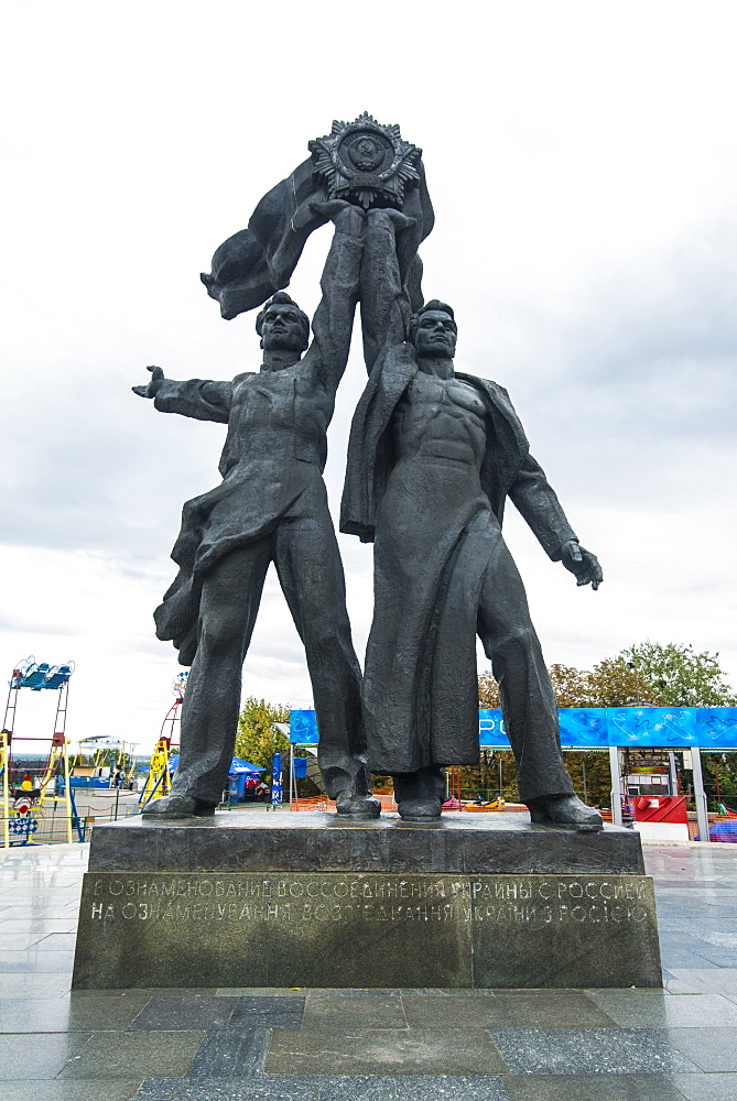 Hero statues, People's Friendship Arch, Kiev (Kyiv), Ukraine, Europe 