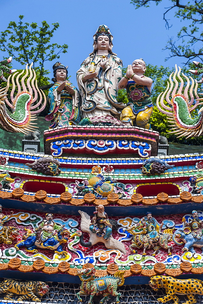 Colourful ornamented roof, Guandu Temple, Guandu, Taipeh, Taiwan, Asia