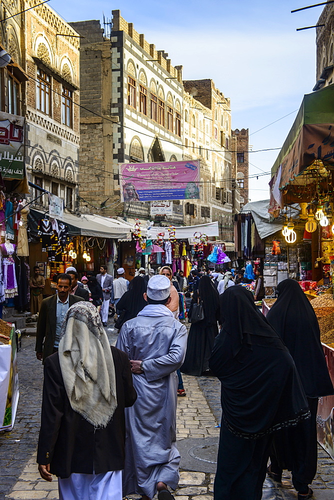 Shopping alley in the Old Town, UNESCO World Heritage Site, Sanaa, Yemen, Middle East