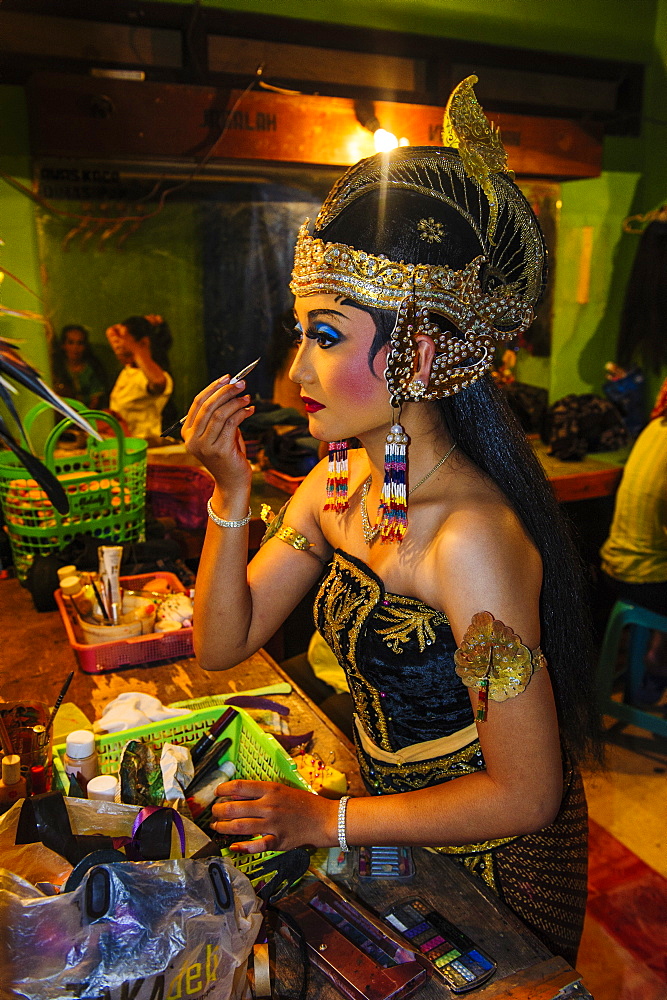 Female dancer preparing for a traditional Javanese dance, Yogyakarta, Java, Indonesia, Southeast Asia, Asia