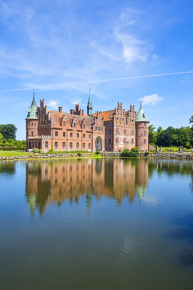 Pond in front of Castle Egeskov, Denmark, Scandinavia, Europe