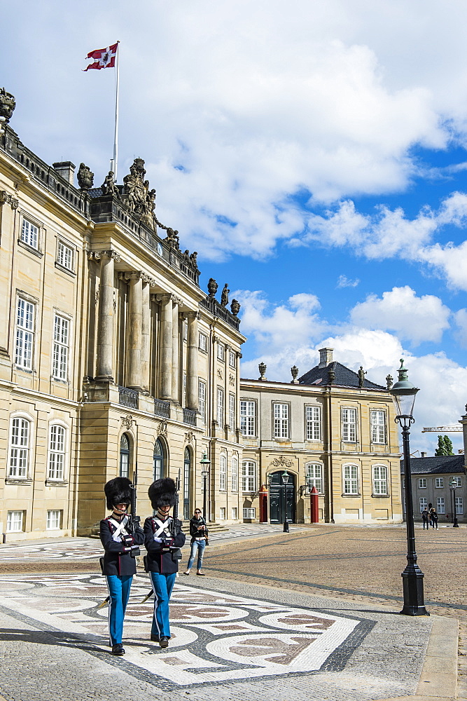 Royal Life Guards, Amalienborg, winter home of the Danish royal family, Copenhagen, Denmark, Scandinavia, Europe