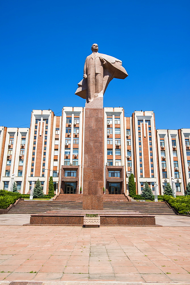 Transnistria Parliament building in Tiraspol with a statue of Vladimir Lenin in front, Transnistria, Moldova, Europe