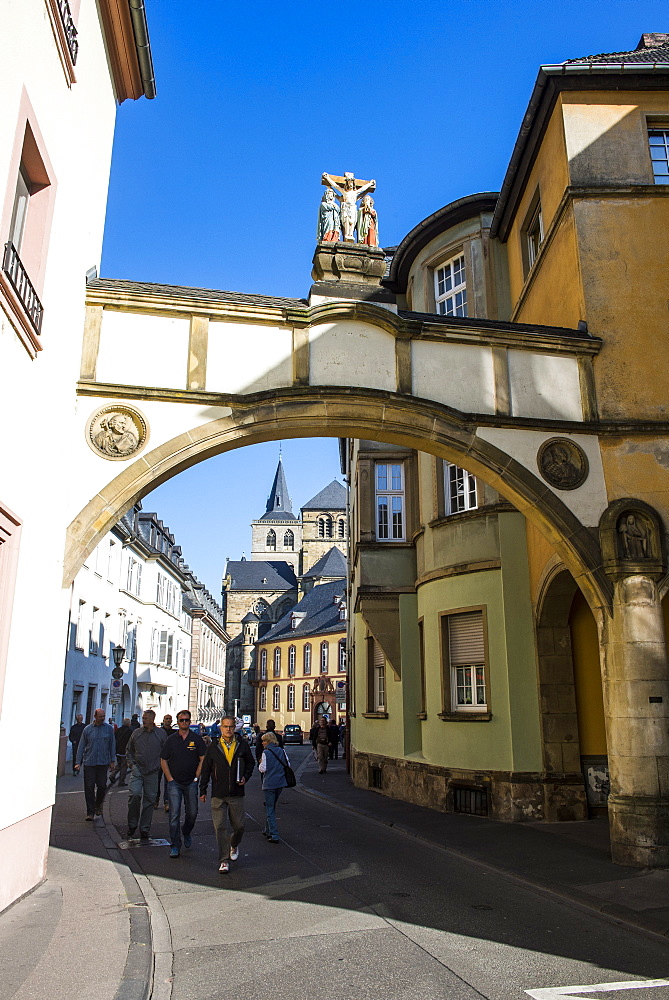 Street leading to the Church of Our Lady (Liebfrauenkirche), UNESCO World Heritage Site, Trier, Moselle Valley, Rhineland-Palatinate, Germany, Europe