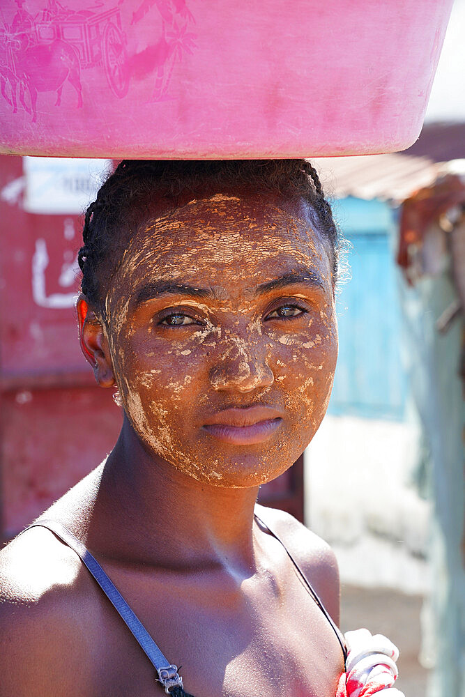 Girl with masonjoany a beauty mask obtained using the powder from the sandalwood of Madagascar shrub, Miandrivazo, Madagascar, Africa