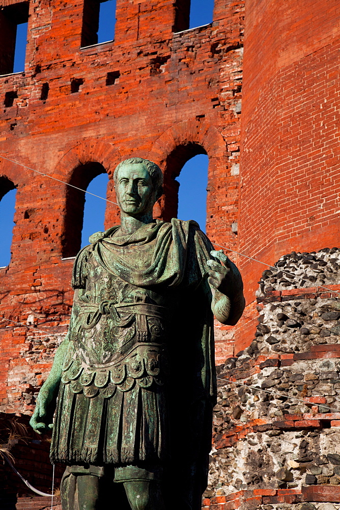 Julius Caesar statue and the Palatine Gate (Porta Palatina), the ancient access from the North to Julia Augusta Taurinorum, the Roman civitas now known as Turin. Turin, Piedmont, Italy, Europe