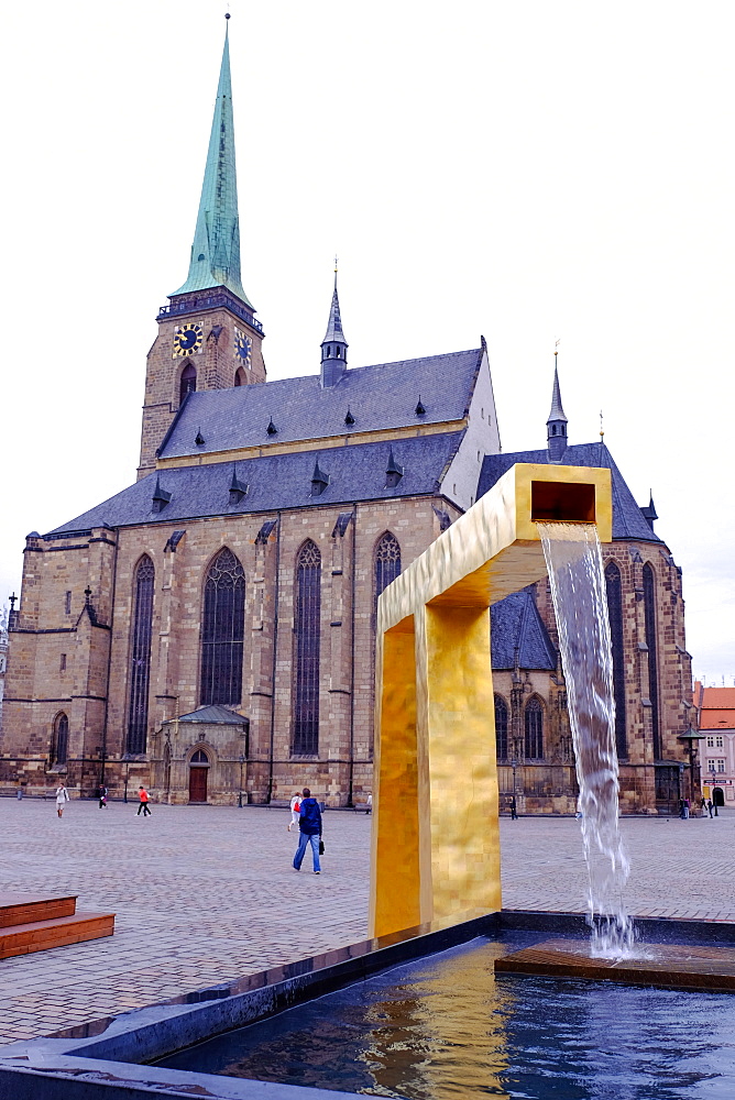 St. Bartholomew's Cathedral and one of the three modern gold fountains, Republic Square, Pilsen (Plzen), West Bohemia, Czech Republic, Europe