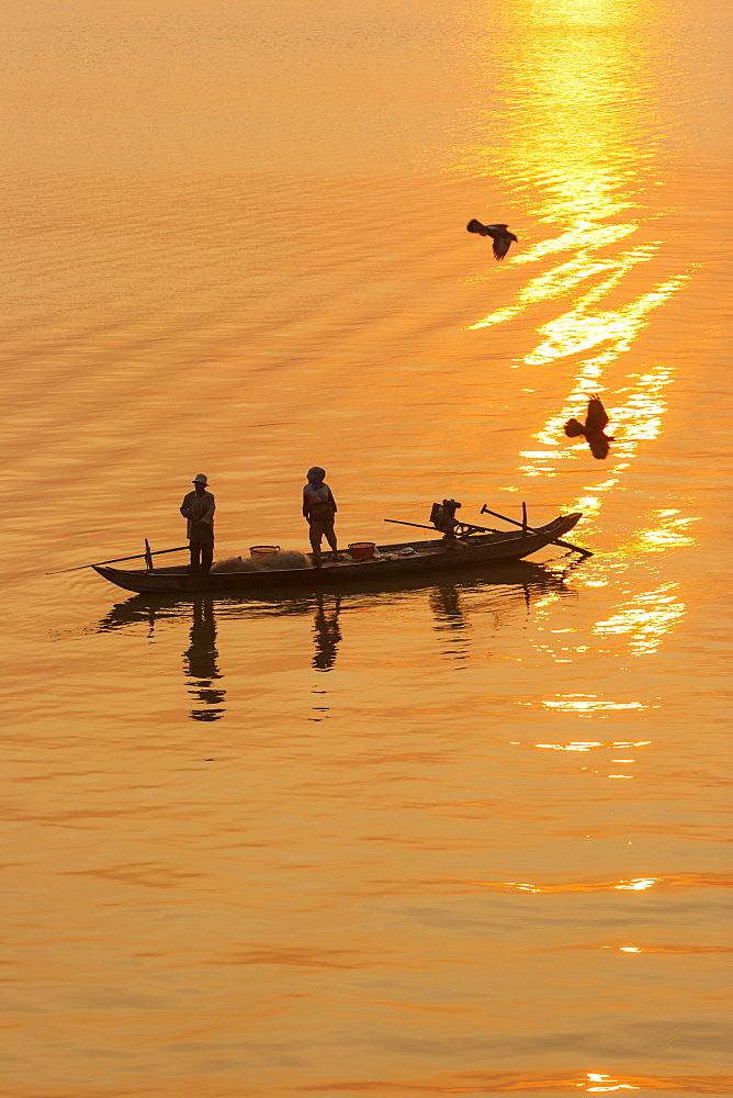 Fishermen at sunrise, Tonle Sap River, Phnom Penh, Cambodia, Indochina, Southeast Asia, Asia