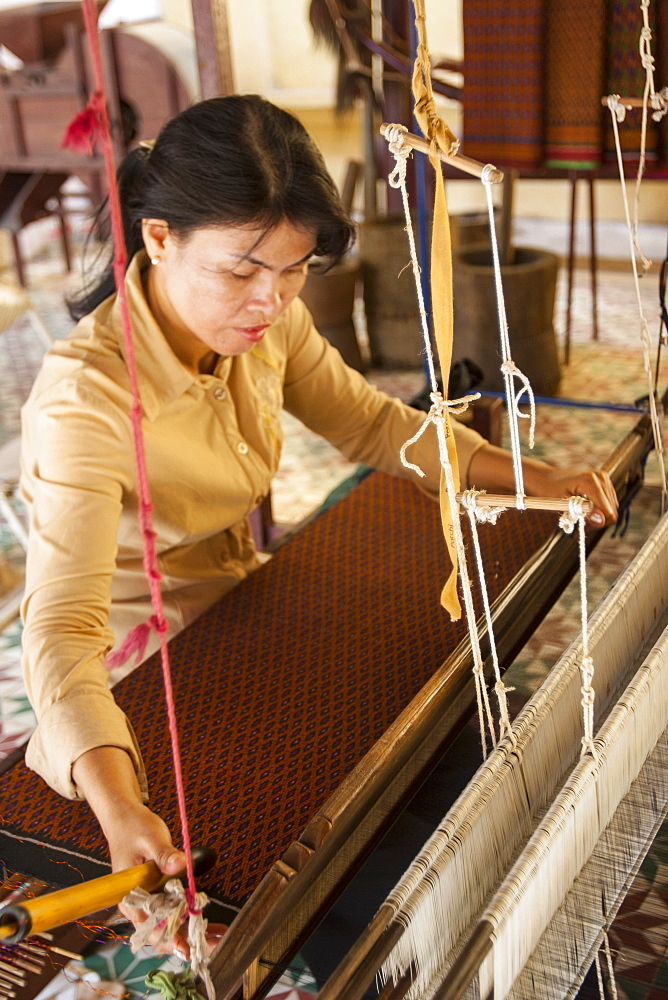 Woman weaving silk, Royal Palace, Phnom Penh, Cambodia, Indochina, Southeast Asia, Asia