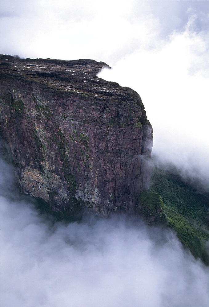 Aerial image of tepuis showing Mount Kukenaam (Kukenan) (Cuguenan), Venezuela, South America