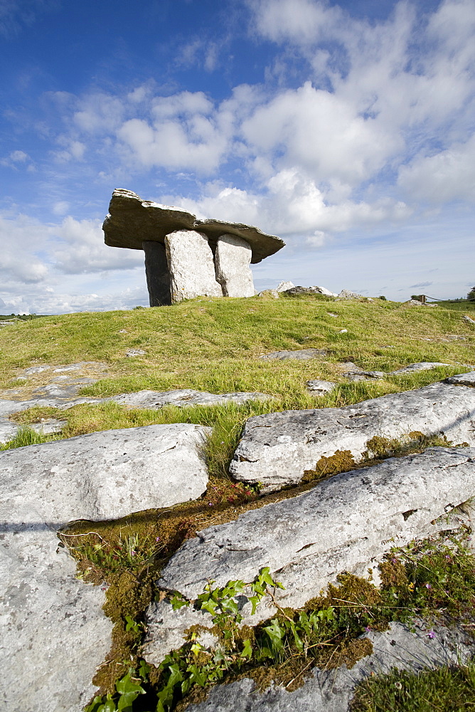 Poulnabrone Dolmen (Poll na mBron) (Hole of Sorrows), a Neolithic portal tomb probably dating from between 4200 to 2900 BC, Burren, County Clare, Munster, Republic of Ireland, Europe