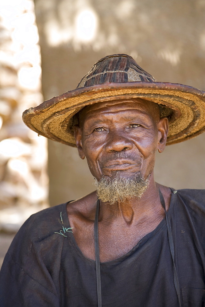 Elder in village of Ende in Mali, wearing a conical straw hat, Mali, West Africa, Africa