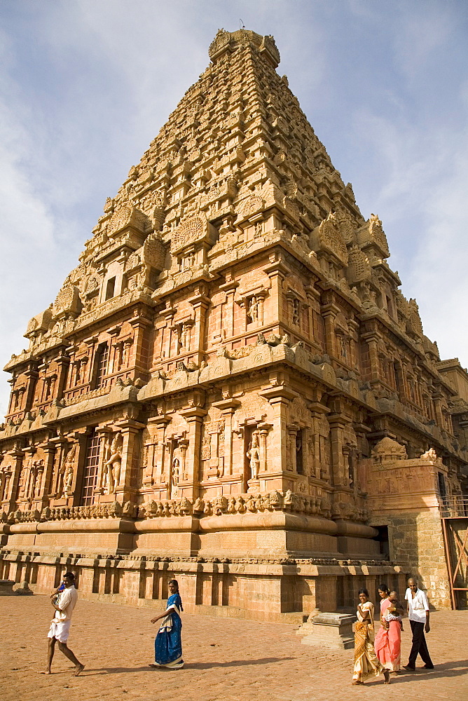 Indian pilgrims walk under the Vimana of the Brihadeeswarar Temple (Big Temple) in Thanjavur (Tanjore), Tamil Nadu, India, Asia